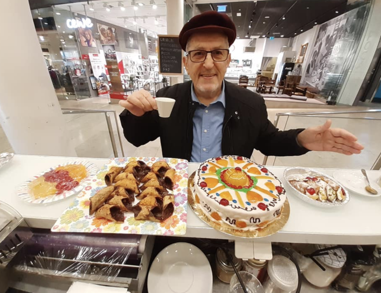 Giuseppe, italiensk pensionär från Värmdö, håller kurser i siciliansk bakning och ricottatillverkning 